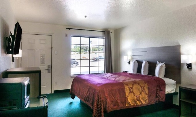 San Antonio Hotel | Friendly Stay Close to Alamo & SeaWorld + Parking Free