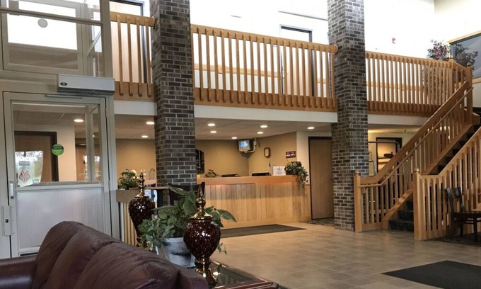 Thorp House | Friends Getaway! Budget Friendly, Free Parking and Breakfast, Pets Allowed!