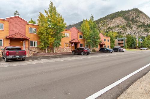 Frisco House | Frisco 8 Townhomes #4 by Great Western Lodging