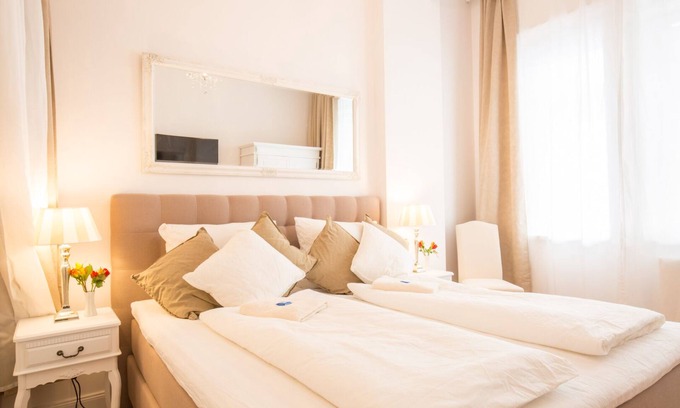 Schoeneberg Apartment | FRITZ 3 bedrooms, 2 bathrooms, 2 kitchens, 115 sqm, free wifi, box spring beds