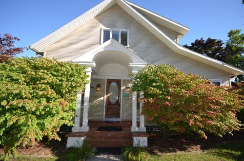 Suttons Bay House | Front Cottage "Green Shutter"