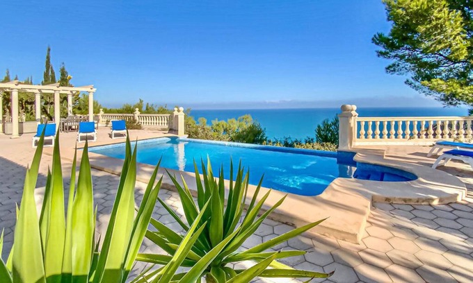 Media Luna Villa | Front line property with fantastic sea views