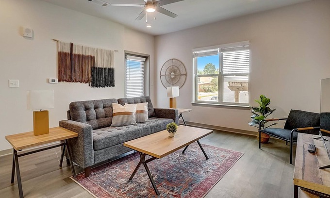 Forest Park Apartment | Frontdesk | 1 BR Apt near Vulcan Park