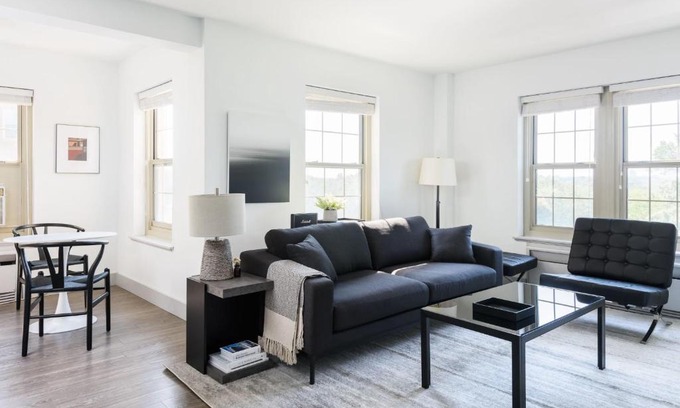 Central West End Apartment | FRONTDESK 3 BR Penthouse by Dining and Shops