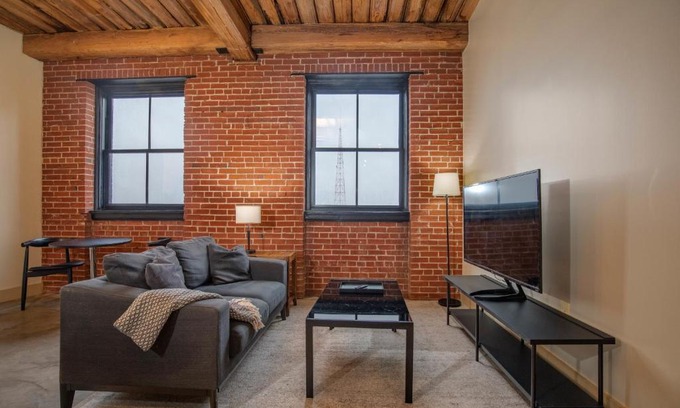 Downtown West Apartment | FRONTDESK Bright 1 BR Apt near The Gateway Arch