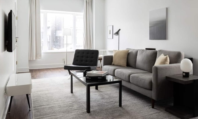 Pilsen Apartment | Frontdesk | Bright 3 BR Apt near Soldier Field