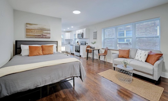 Walnut Hills Apartment | Frontdesk | Bright Studio Apt near Walnut Hills