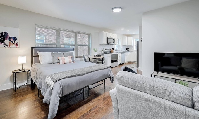 Walnut Hills Apartment | Frontdesk | Bright Studio Apt in Walnut Hills