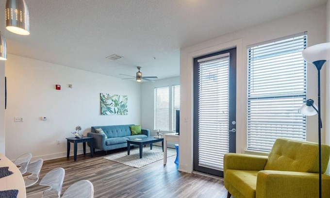 North Hyde Park Apartment | Frontdesk | Coastal 2BR Apt in Hyde Park