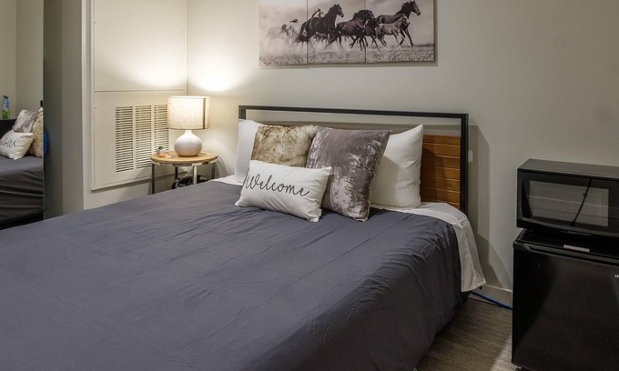 Downtown Des Moines Apartment | Frontdesk | Comfy Suite in Capitol View South