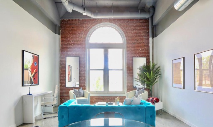 Kansas City Apartment | FRONTDESK Historic KCY Flats with Rooftop Deck