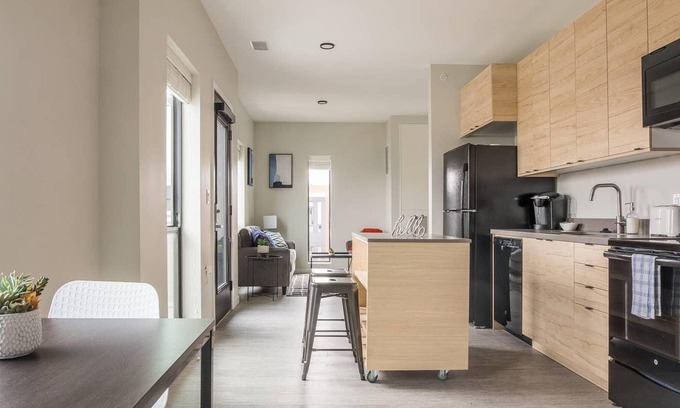 Downtown Des Moines Apartment | Frontdesk | Inviting 1BR Apt