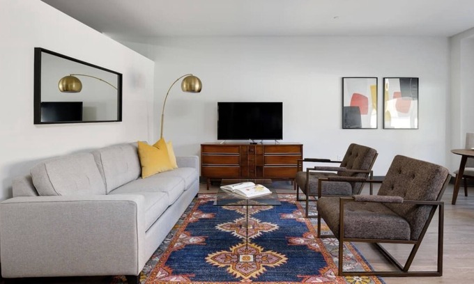 Downtown Kansas City Apartment | Frontdesk | Modern 1 BR Apt with Free Parking