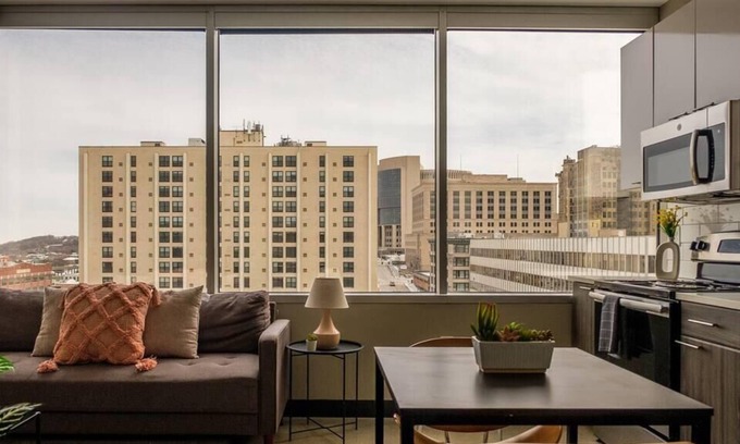Downtown Kansas City Apartment | Frontdesk | Modern 1BR Apt in Downtown