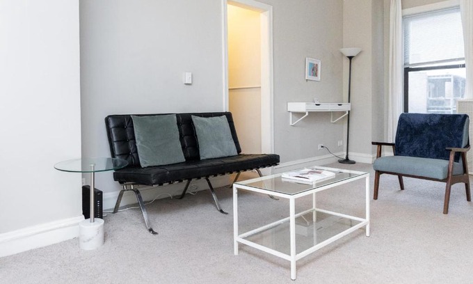 East Hyde Park Apartment | FRONTDESK Quaint 1 BR Apt by 57th Street Beach