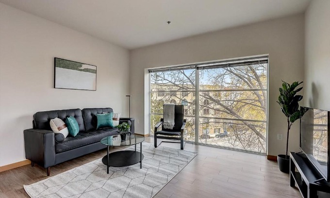 Lower East Side Apartment | FRONTDESK Rhythm Apts Lower East Side Milwaukee