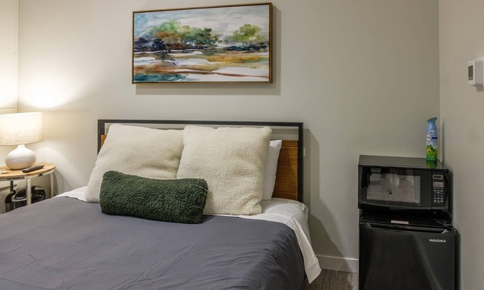 Downtown Des Moines Apartment | Frontdesk | Simple Capitol View South Mini Suite