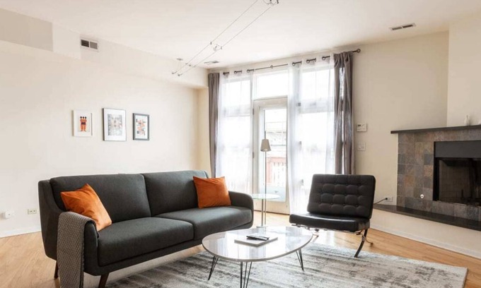 Wicker Park Apartment | Frontdesk | Spacious 2 BR Apt in Wicker Park