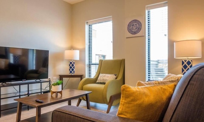 Downtown Des Moines Apartment | Frontdesk | Spacious 2BR Apt in Des Moines