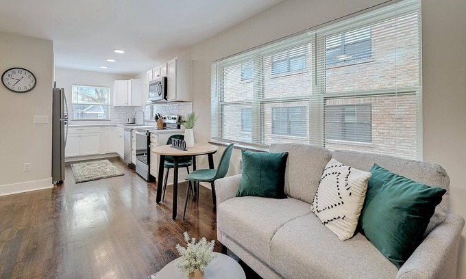 Walnut Hills Apartment | Frontdesk | Sunny Studio near Museums