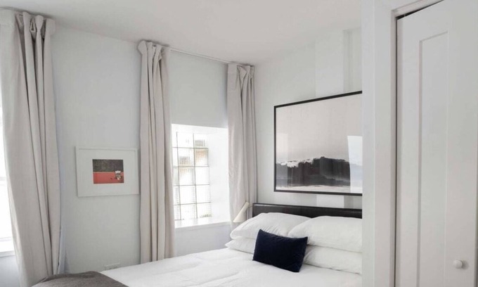 Pilsen Apartment | Frontdesk | Updated 2 BR Apt Near South Side