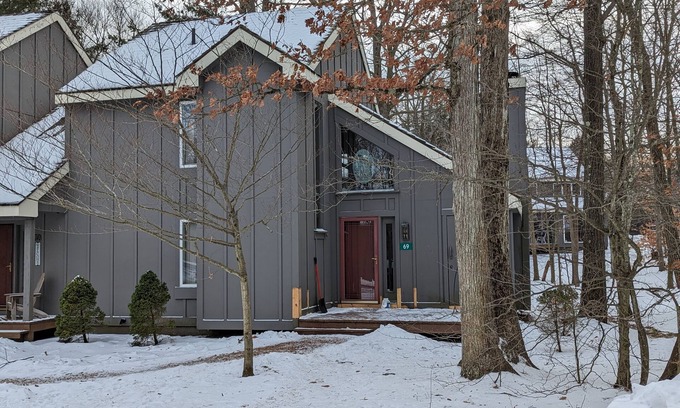 Lake Harmony House | Frost Hollow by AvantStay | Deck w/Grill, Game Room Loft