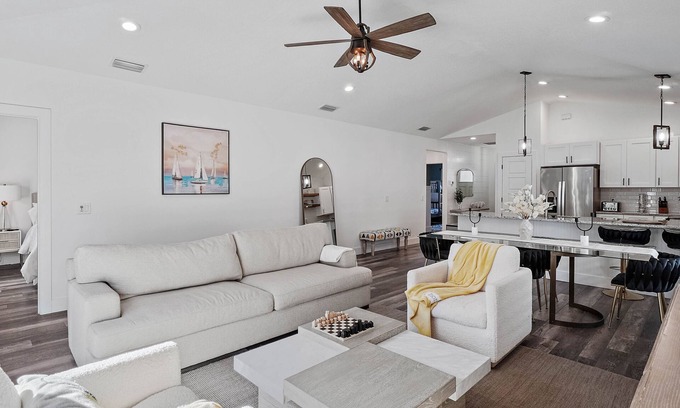 Fruitville House | Fruitville Haven - Cozy KING Bed/Free Wi-Fi