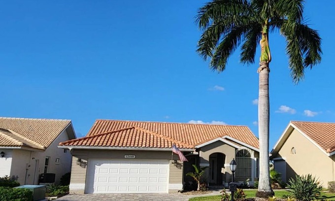 Iona House | Ft Myers: Remodeled 3BR/2BA in great golf and tennis gated community