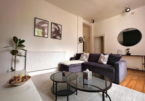 Munster Apartment | Fulham Tranquil 2BD King Bed Home with Parking & Gdn