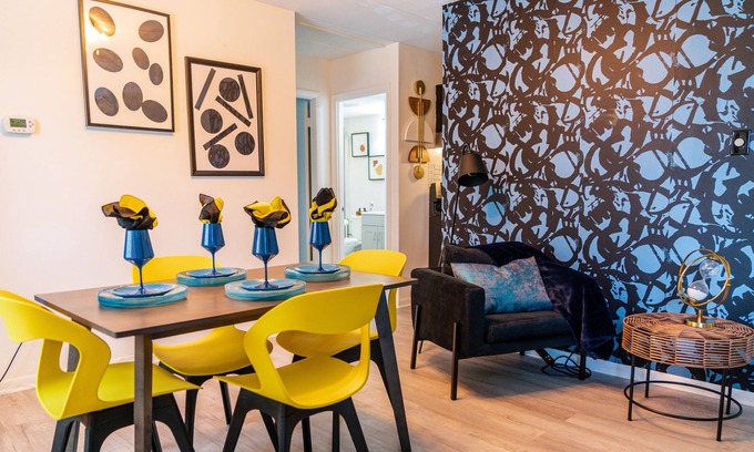 Landmark Condo | Full Condo Free Parking + Self Check-In