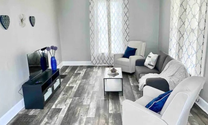 Shelbyville House | Full Duplex for 16 people