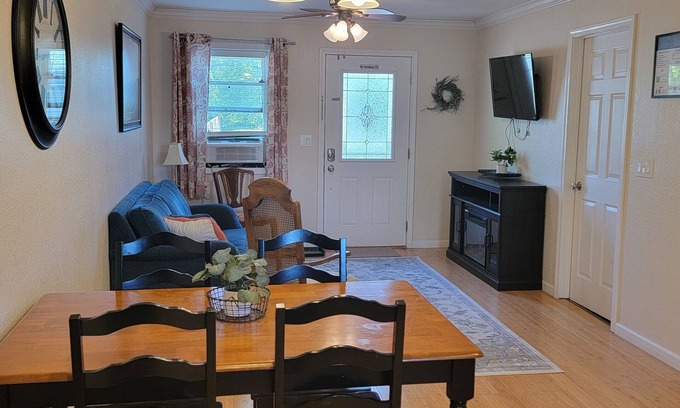Nauvoo Apartment | Full family APT in Nauvoo-Walking distance to Temple and Historic Nauvoo