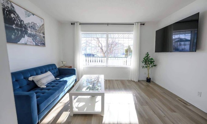 Grande Prairie House | Full Home | Stocked Kitchen | Fast WIFI | Smart TV