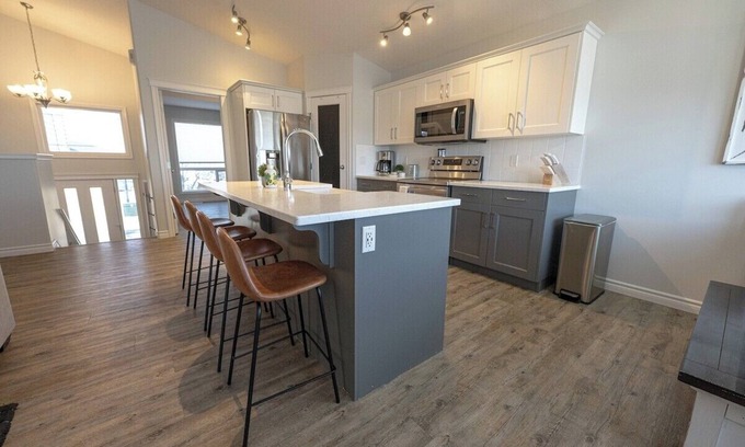 Grande Prairie House | Full House with AC | BBQ | Free WiFi | Smart TVs