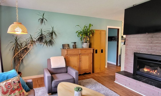 Courtenay House | Full House with Hot Tub and Private Yard close to parks and downtown.