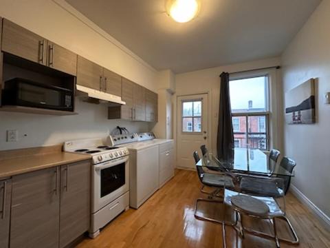Verdun House | FULL KITCHEN 12min from DTOWN Room B