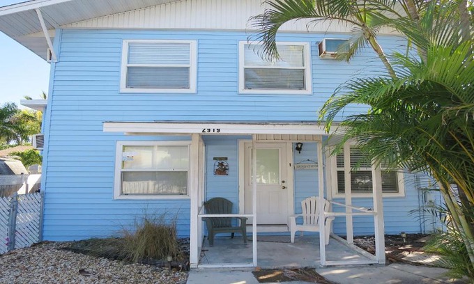 Ilexhurst Villa | Full Kitchen - Shared Pool - By Loverentals