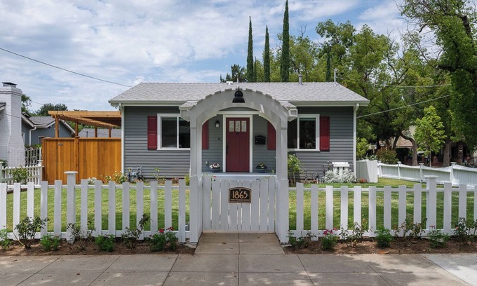 North Central House | Full Kitchen Studio Type Guest Room with WiFi, AC in delightful Pasadena House