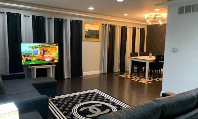 Skokie House | Full Modern House Near Downtown Chicago