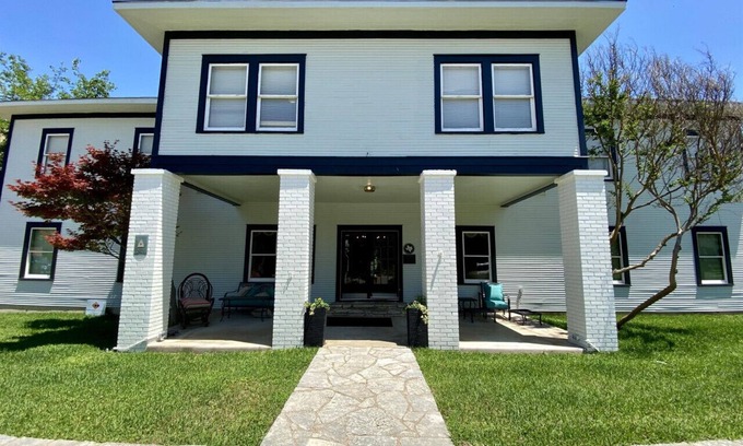 Glen Rose Hotel | Full Room Riverside Getaway in Historic Glen Rose