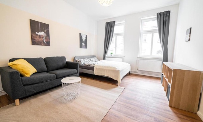 Halle Apartment | FullHouse - Halle - NH14 - Daylight Bathroom - 3 Bedrooms