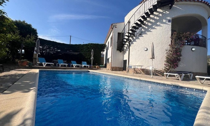 Calonge Villa | Fully Air Conditioned 4 double Bedroom Family Villa with Swimming Pool/Gardens