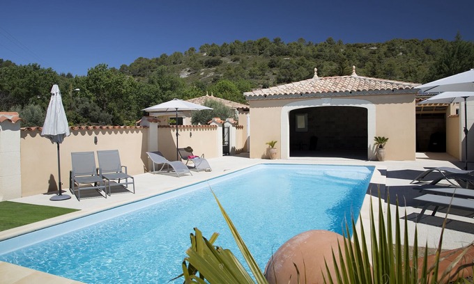 Cebazan House | Fully air conditioned with private parking and large shared pool.