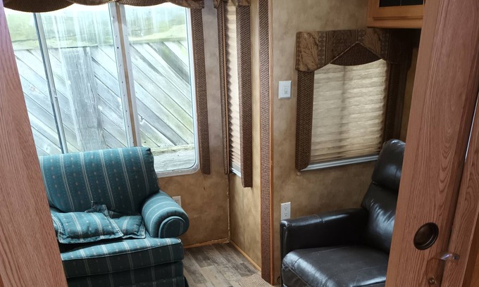 Pelham House | Fully Equipped 40 Ft RV