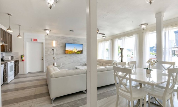 Faubourg Lafayette Condo | Fully Equipped 4BR Condo in the Heart of NOLA