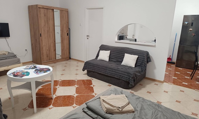Gyula House | Fully equipped apartment with kitchen and bathroom. Teljesen felszerelt lakás.