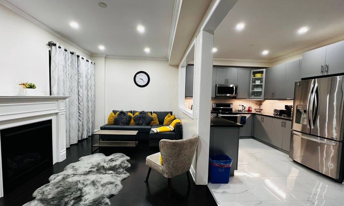 Hamilton House | Fully equipped home in Ancaster, Ontario