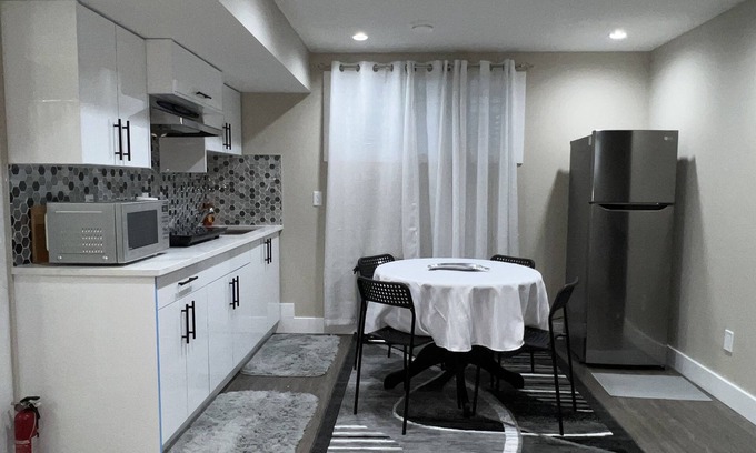 Southwest Edmonton House | Fully Equipped Luxury Home away from Home - Windermere