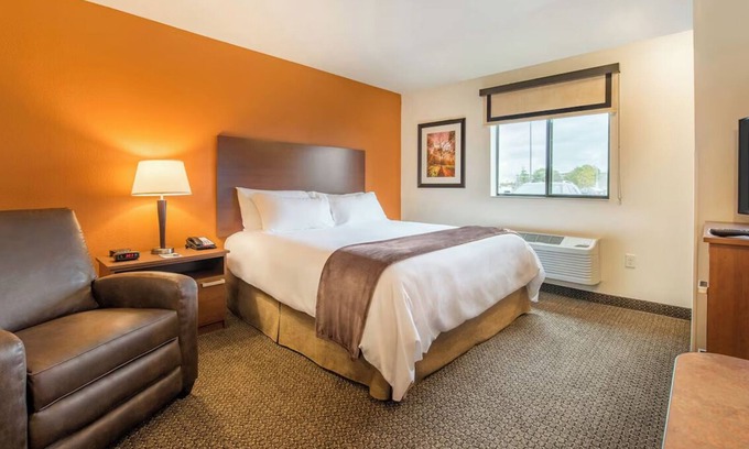 Midtown Anchorage Hotel | Fully Equipped Rooms with Kitchens, Pet Access, and Convenient Free Parking