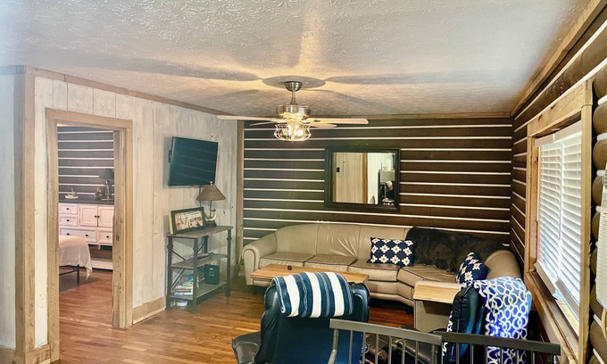 Nancy Condo | Fully Furnished 2br Lakeside Condo - Waive Deposit & Pet Friendly Options!